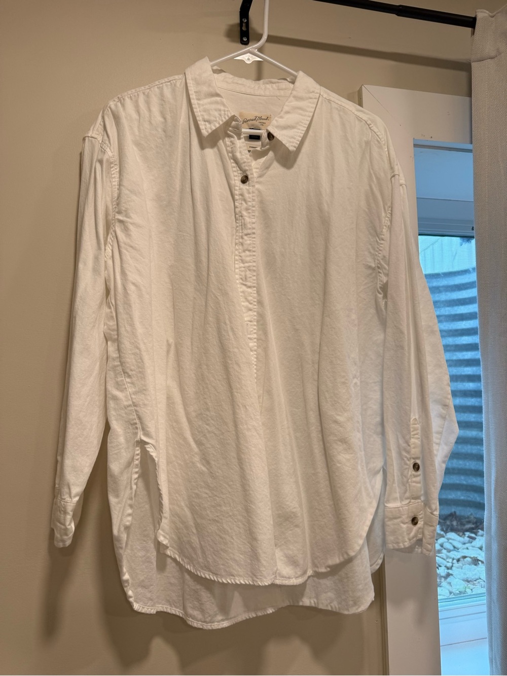 Universal Thread White Women's Button-Down Shirt - Relaxed Casual Fit